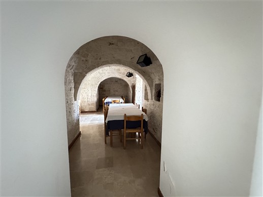 Intera Struttura Ricettiva Con Varie Sale Ristorante, Ampi Spazi Esterni Curati.